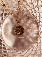 Charger l'image dans la galerie, Sautoir Irati – Collier médaillon au style marin, élégant et tendance