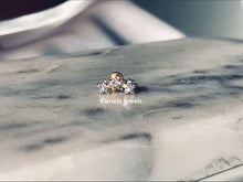 Charger l'image dans la galerie, Piercing Tria en acier inoxydable 316L avec fleurs et strass oxyde de zirconium