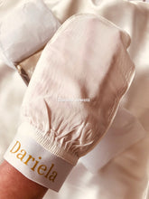 Charger l'image dans la galerie, Gant Exfoliant en Soie – L’art du Gommage Doux et Efficace -