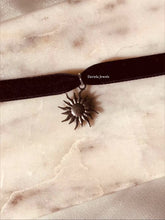 Charger l'image dans la galerie, Ras de cou Ronnie en velours avec pendentif soleil argenté