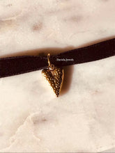 Charger l'image dans la galerie, Ras de cou Nina en velours avec pendentif cœur doré