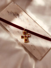 Charger l'image dans la galerie, Ras de cou en velours rouge Elena avec pendentif croix - Style gothique fait main
