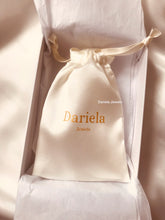 Charger l'image dans la galerie, Gant Exfoliant en Soie – L’art du Gommage Doux et Efficace -