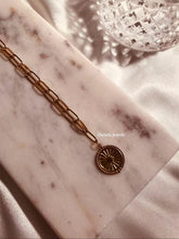 Charger l'image dans la galerie, Sautoir Irati – Collier médaillon au style marin, élégant et tendance