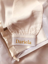 Charger l'image dans la galerie, Gant Exfoliant en Soie – L’art du Gommage Doux et Efficace -