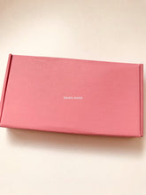 Charger l'image dans la galerie, Box Cocooning & Bijoux – Gant exfoliant à la soie & bijou surprise