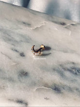 Charger l'image dans la galerie, Piercing Little Luna en acier inoxydable 316L avec strass oxyde de zirconium