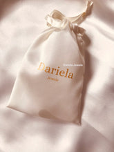 Charger l'image dans la galerie, Gant Exfoliant en Soie – L’art du Gommage Doux et Efficace -