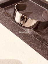 Charger l'image dans la galerie, Manchette Astrahé - Bracelet signe astrologique - Méthode de gravure à la main (estampage)