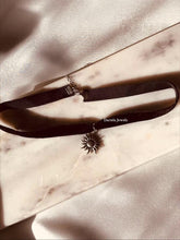 Charger l&#39;image dans la galerie, Ras de cou Ronnie en velours avec pendentif soleil argenté
