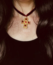 Charger l&#39;image dans la galerie, Ras de cou en velours rouge Elena avec pendentif croix - Style gothique fait main
