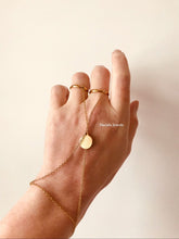 Charger l&#39;image dans la galerie, Double bague chaîne de main initiale Emma dorée
