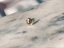 Charger l&#39;image dans la galerie, Piercing Little Luna en acier inoxydable 316L avec strass oxyde de zirconium
