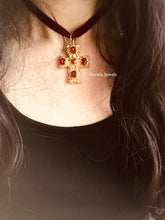 Charger l&#39;image dans la galerie, Ras de cou en velours rouge Elena avec pendentif croix - Style gothique fait main
