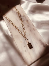Charger l&#39;image dans la galerie, Collier Isobel en acier inoxydable avec son charm Night Iris
