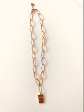Charger l&#39;image dans la galerie, Collier Isobel en acier inoxydable avec son charm Night Iris
