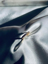 Charger l&#39;image dans la galerie, Anneau d’oreille Mirren en acier inoxydable 316L avec pierres en oxyde de zirconium
