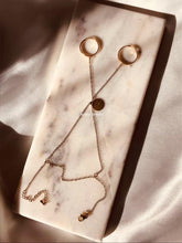 Charger l&#39;image dans la galerie, Double bague chaîne de main initiale Emma dorée
