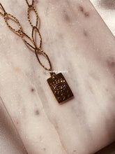 Charger l&#39;image dans la galerie, Collier Isobel en acier inoxydable avec son charm Night Iris
