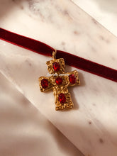 Charger l&#39;image dans la galerie, Ras de cou en velours rouge Elena avec pendentif croix - Style gothique fait main
