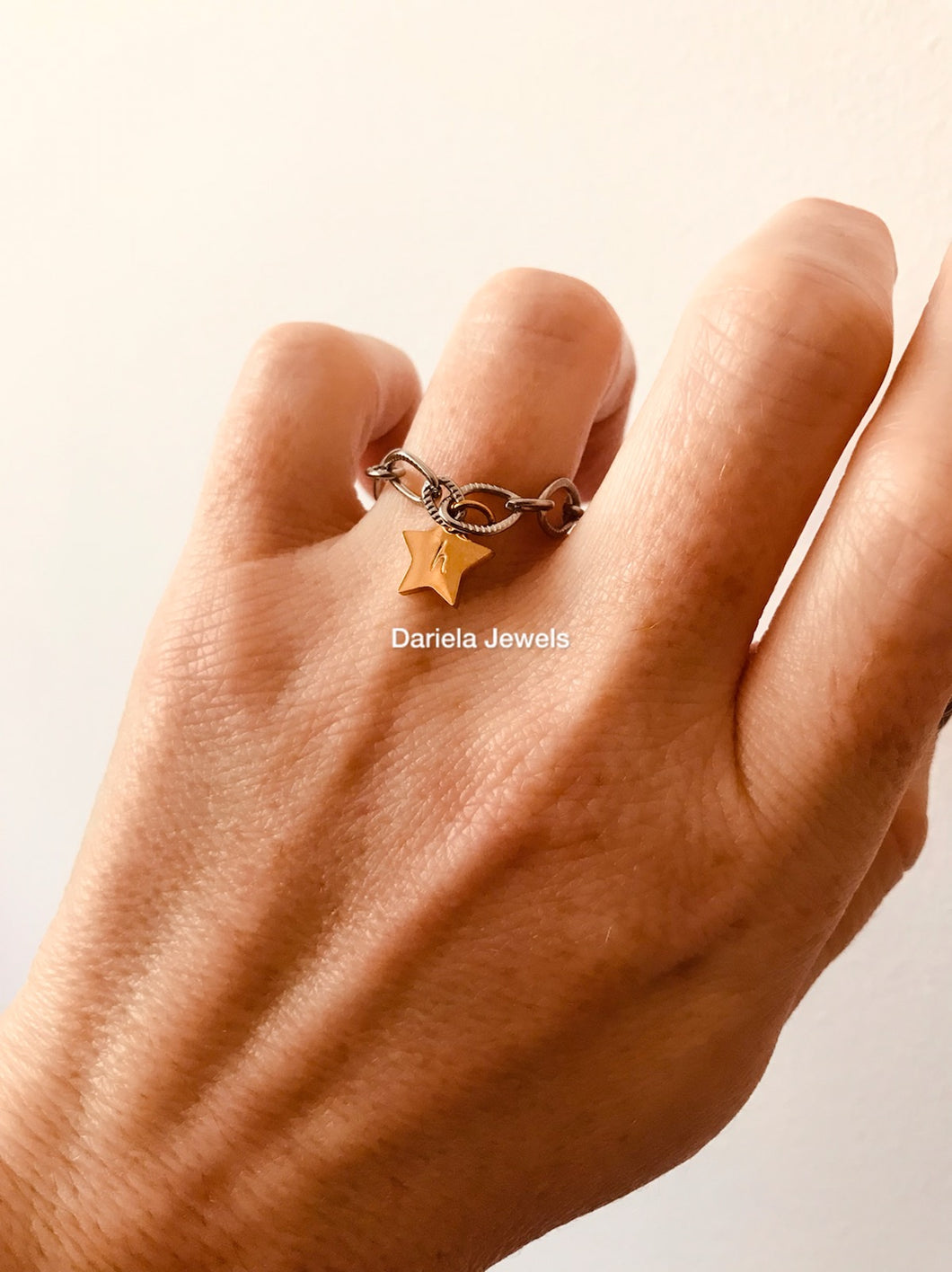 Bague chaînette initiale Many -  personnalisable estampée à la main