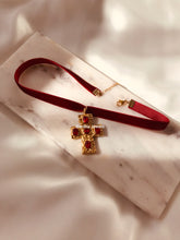 Charger l&#39;image dans la galerie, Ras de cou en velours rouge Elena avec pendentif croix - Style gothique fait main
