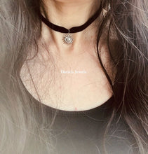 Charger l&#39;image dans la galerie, Ras de cou Ronnie en velours avec pendentif soleil argenté
