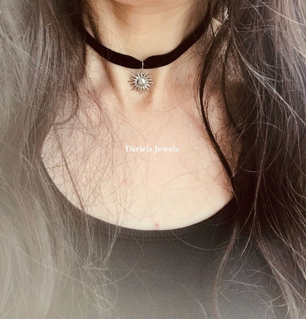 Ras de cou Ronnie en velours avec pendentif soleil argenté