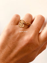 Charger l&#39;image dans la galerie, Bague chaînette Mallory avec un pendant cœur
